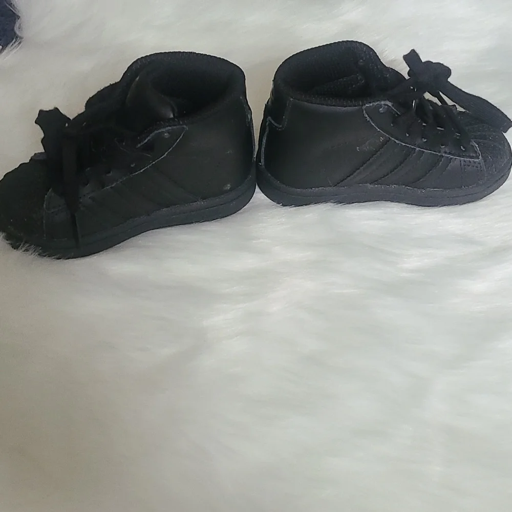 Black Adidas shoes for toodler - Picture 3 of 5
